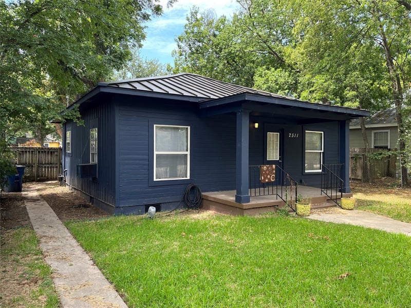 Virtual tour of 2511 E Cesar Chavez ST