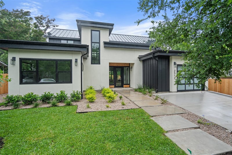 Virtual tour of 2512 Friar Tuck LN