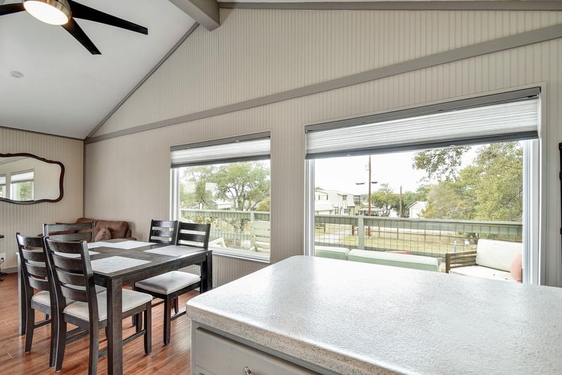 Virtual tour of 2591 Lakeshore Dr