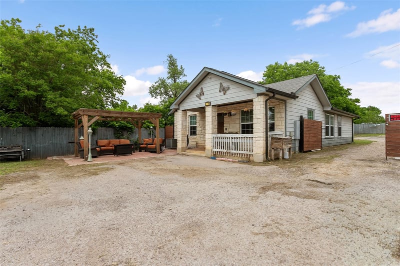 Virtual tour of 2600 Gardenia Dr