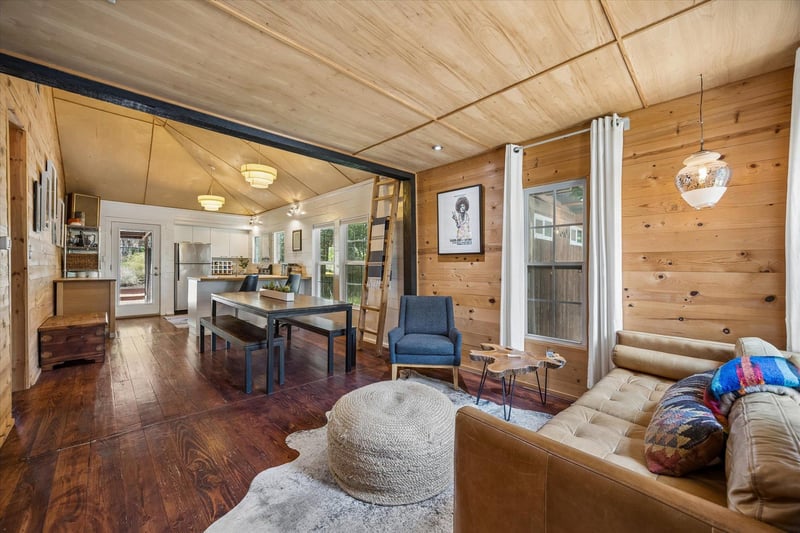 Virtual tour of 2604 Sol Wilson Ave