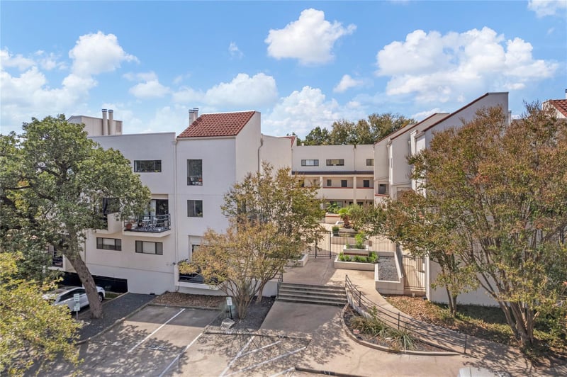 Virtual tour of 2605 Enfield RD Unit #221