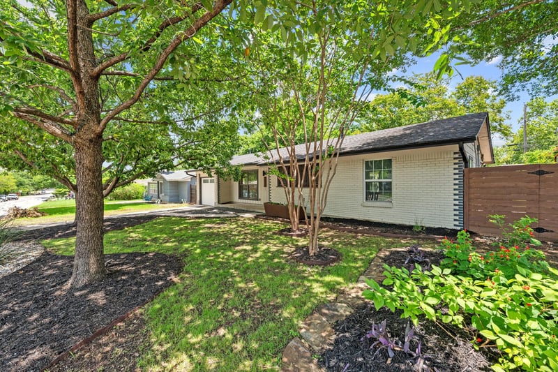 Virtual tour of 2611 Side DR