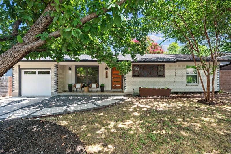 Virtual tour of 2611 East Side DR