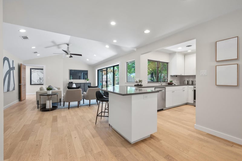 Virtual tour of 2611 East Side Dr