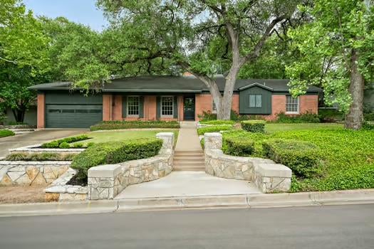 Virtual tour of 2615 Spring LN