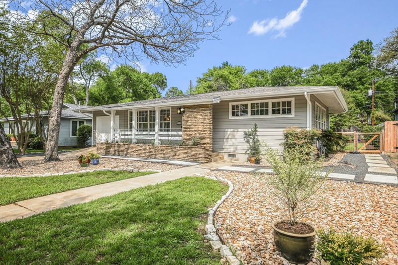 Virtual tour of 2616 W 49th ST