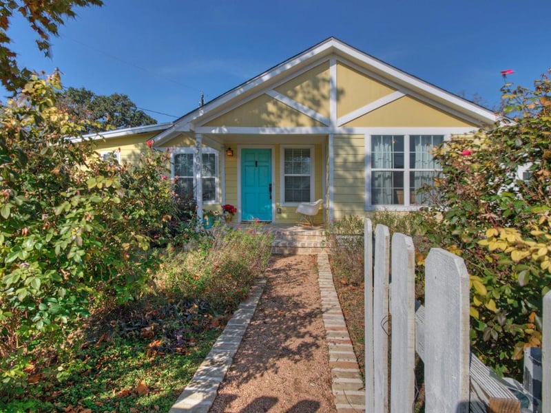 Virtual tour of 2700 Crest Ave