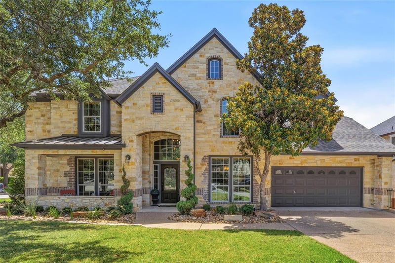 Virtual tour of 2700 Lothian DR