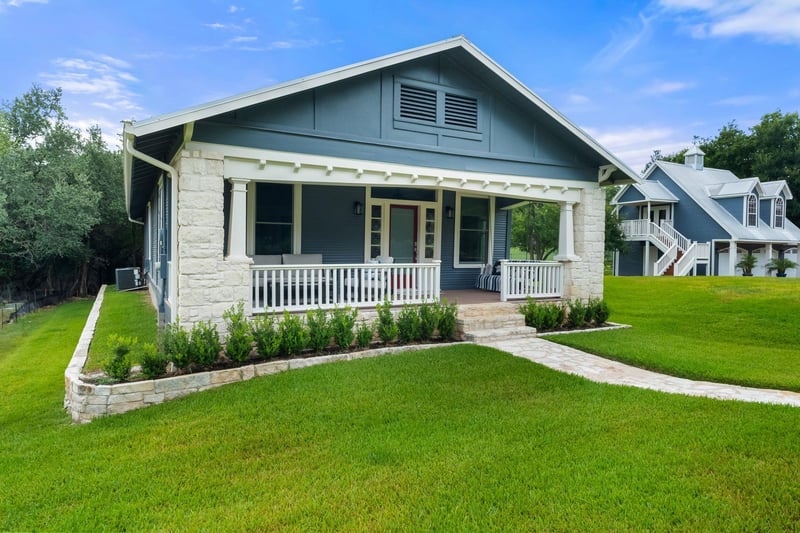 Virtual tour of 2701 & 2703 De Soto DR