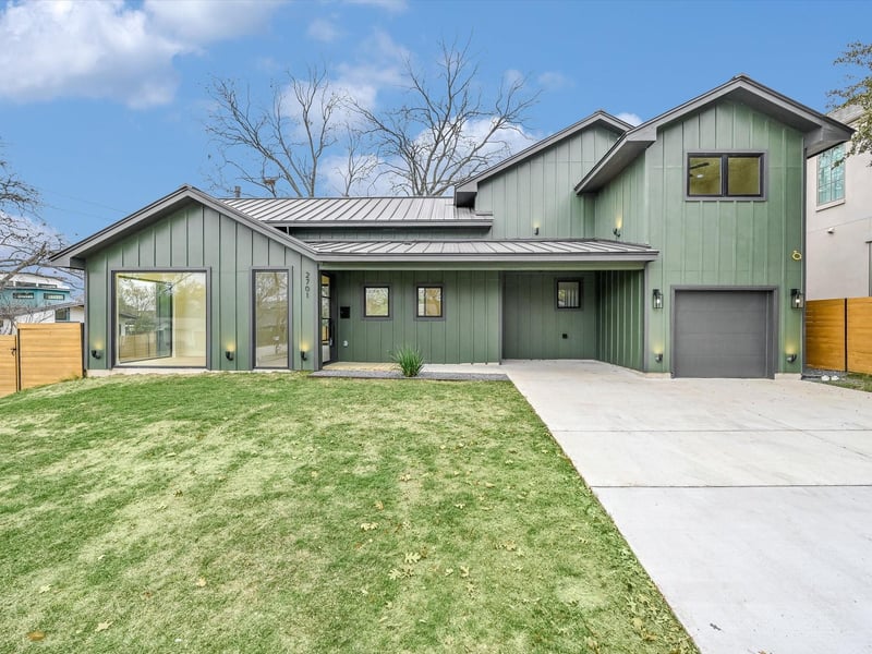 Virtual tour of 2701 W 49th ST