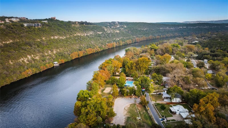 Virtual tour of 2701 & 2703 De Soto DR