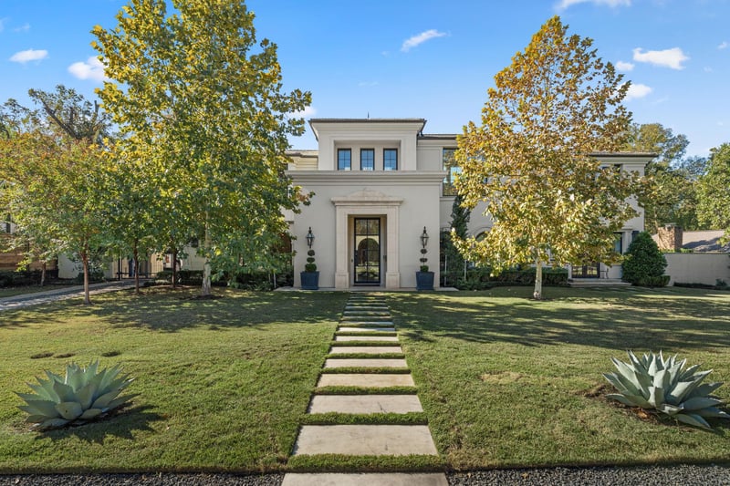 Virtual tour of 2703 Greenlee DR