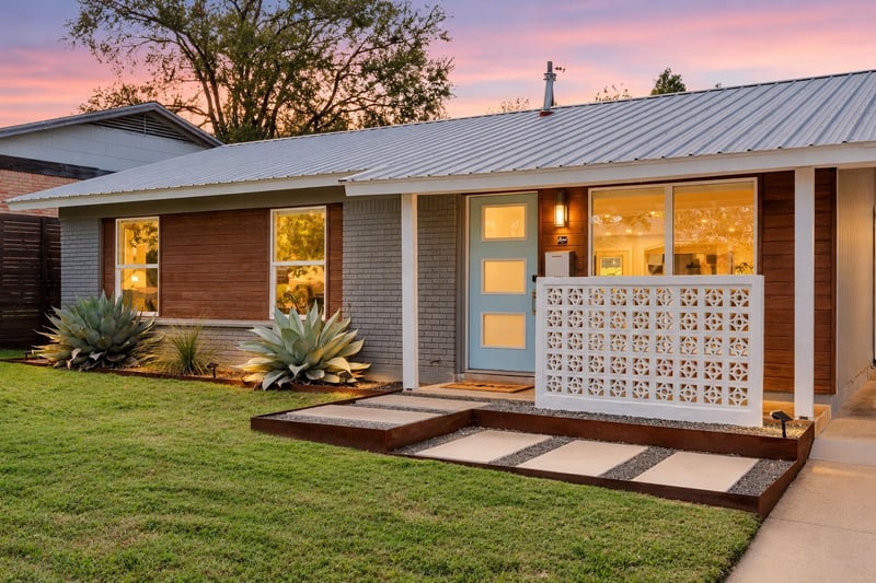 Virtual tour of 2704 Little John Ln