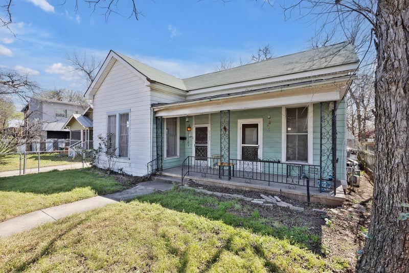 Virtual tour of 2705 E 2nd ST