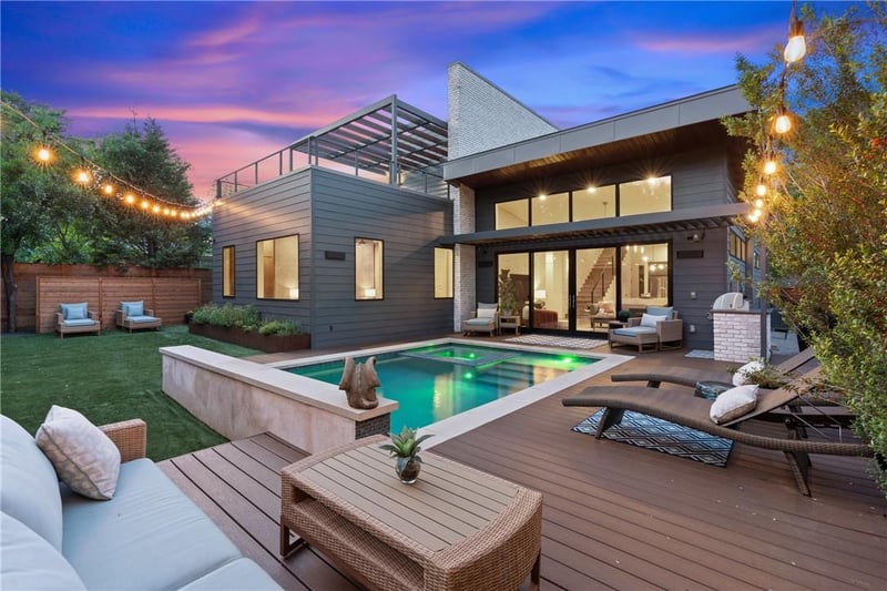 Virtual tour of 2705 W 49th ST