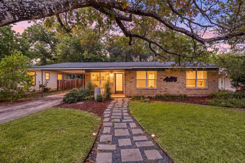 Virtual tour of 2706 Geraghty Ave