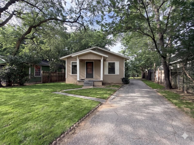 Virtual tour of 2710 E 3rd ST