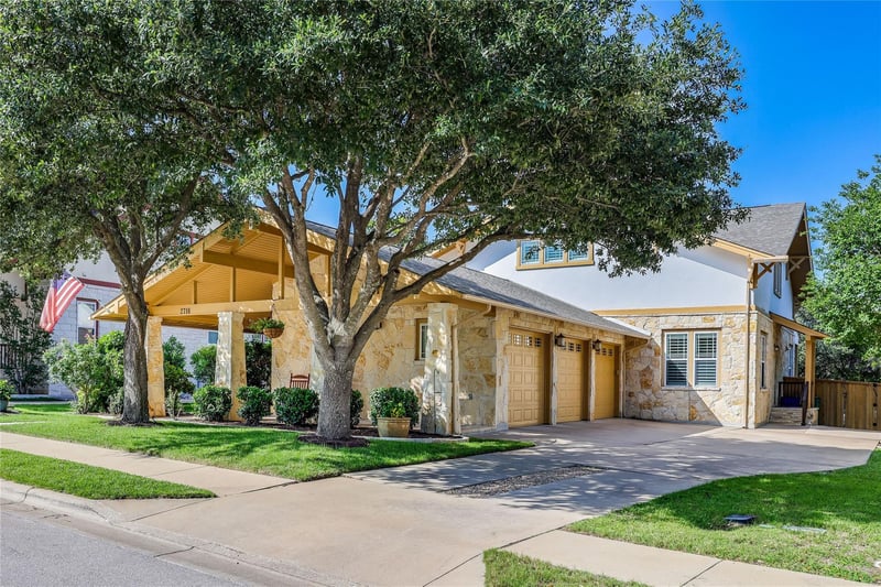 Virtual tour of 2718 Grand Oaks LOOP