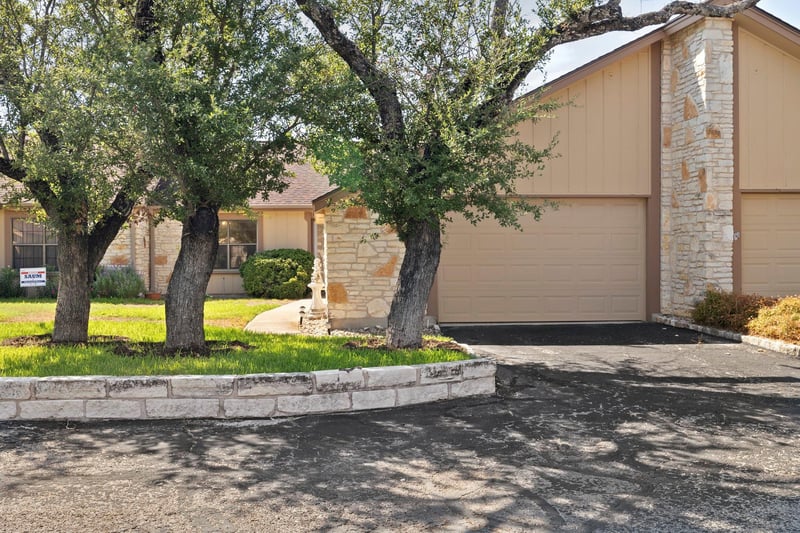 Virtual tour of 28 Oaks PL
