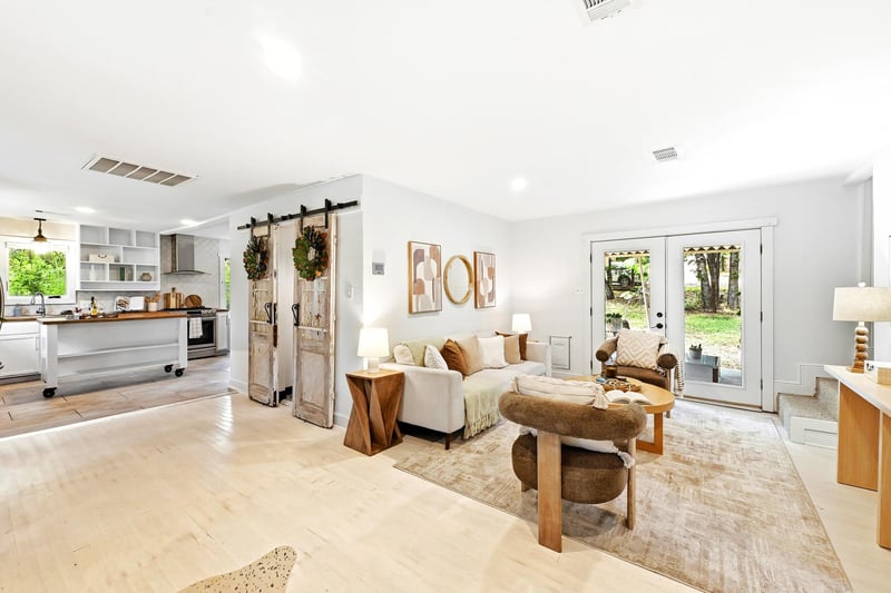 Virtual tour of 2802 De Soto Dr