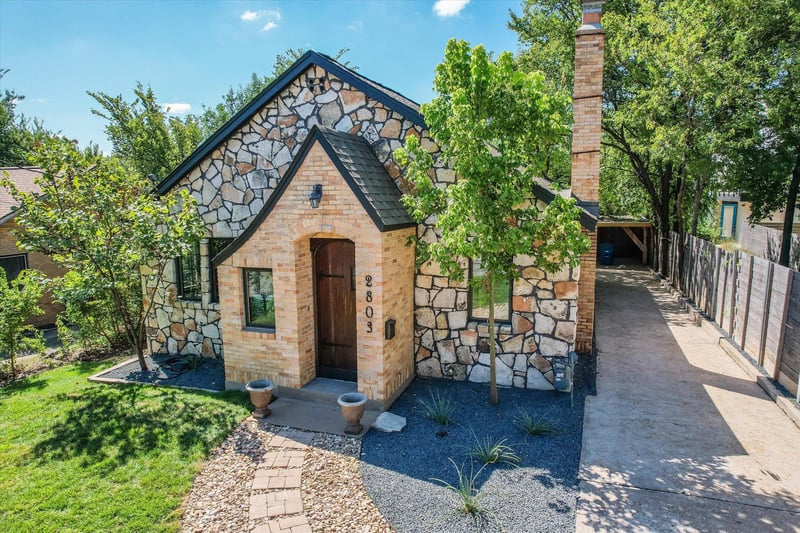Virtual tour of 2803 E 22nd St