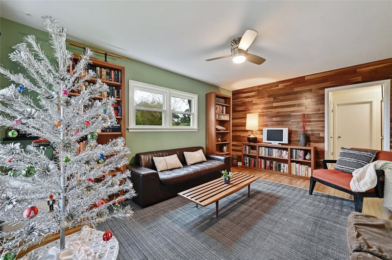Virtual tour of 2807 S 5th ST
