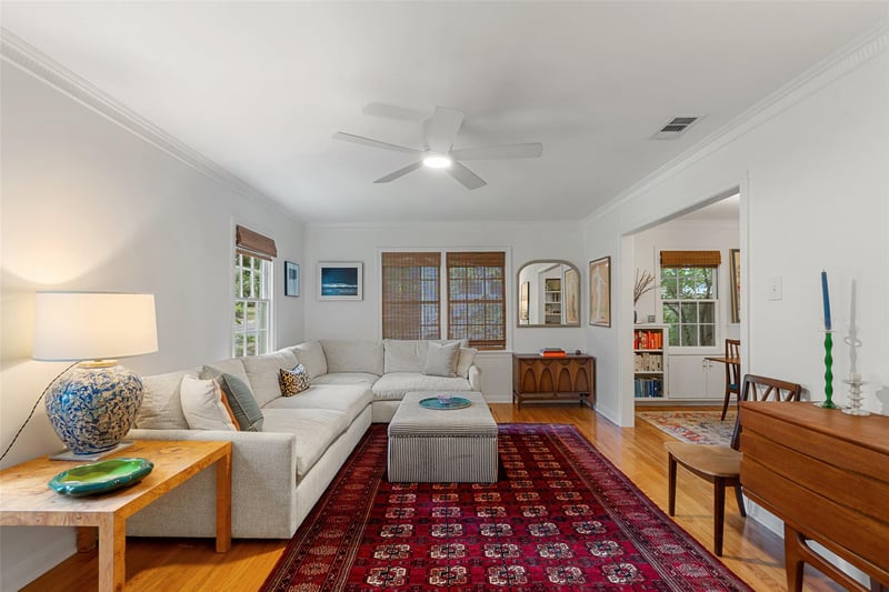 Virtual tour of 2810 Windsor Rd