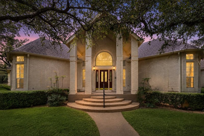 Virtual tour of 2841 Oak Haven CIR