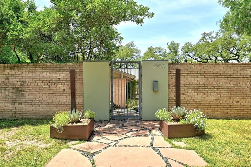 Virtual tour of 2900 Wade Ave