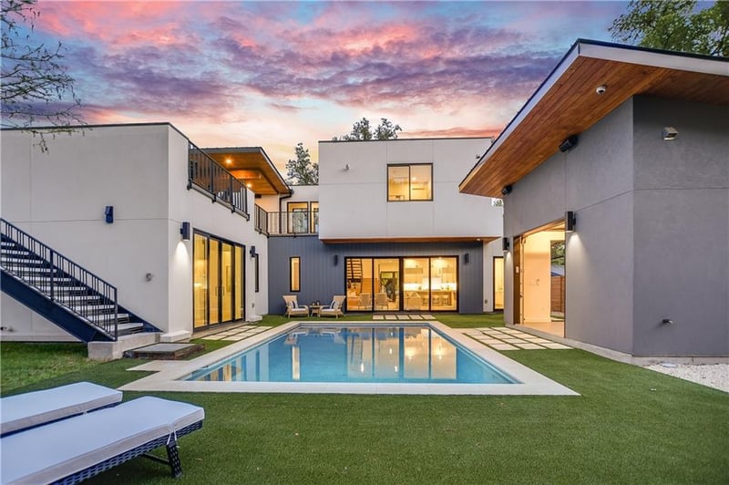 Virtual tour of 2902 Oaklane DR