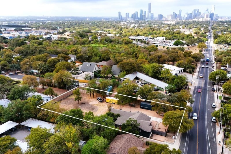 Virtual tour of 2925 E 12th ST