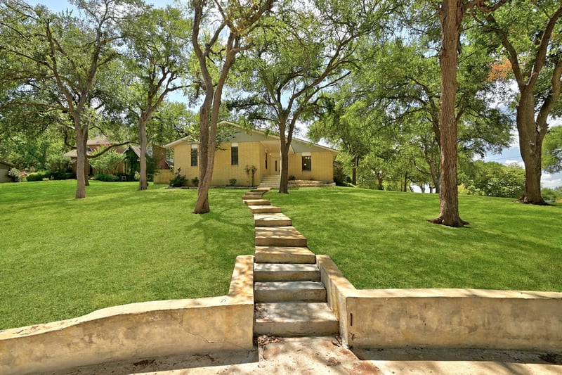 Virtual tour of 295 Oak Creek Cir