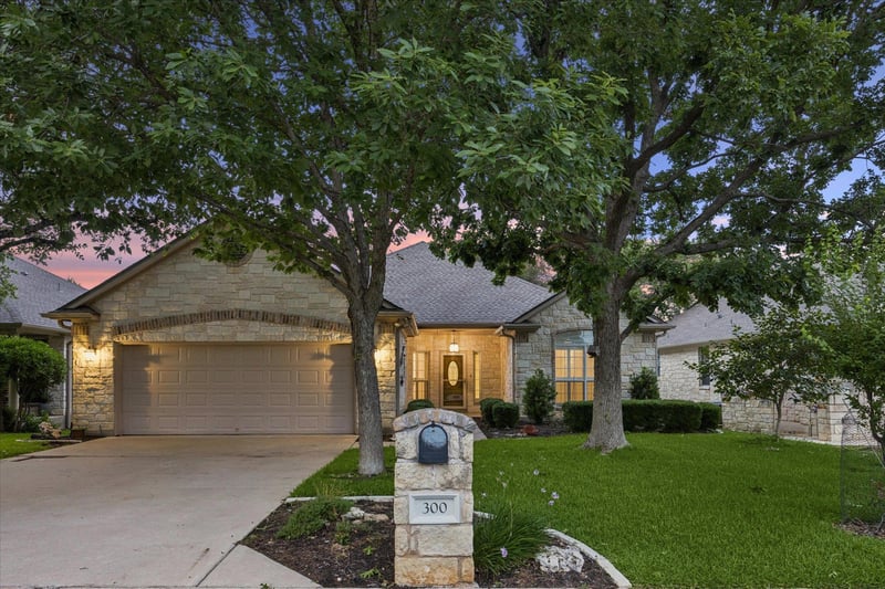 Virtual tour of 300 Brazos DR