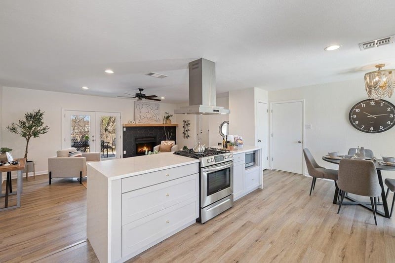 Virtual tour of 300 Clearday DR