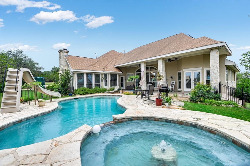 Virtual tour of 300 Valley Oak DR