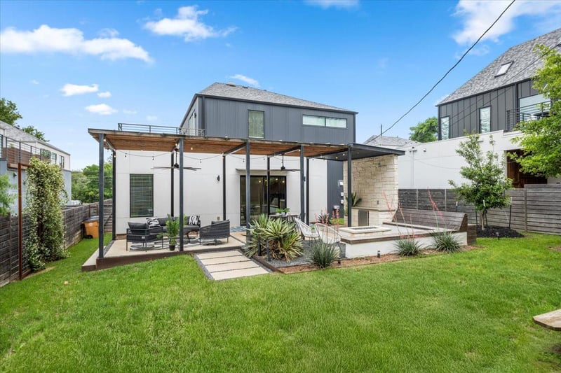 Virtual tour of 301 Woodward ST Unit #B