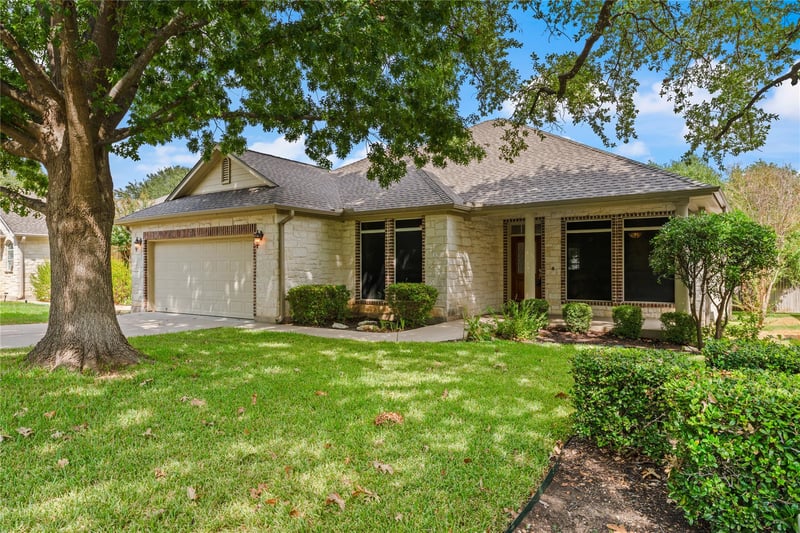 Virtual tour of 302 Brazos Dr