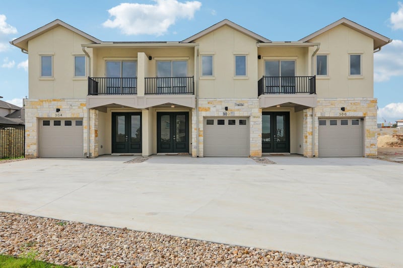 Virtual tour of 302 Tesla Cir