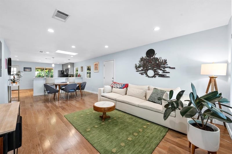 Virtual tour of 303 Linden St