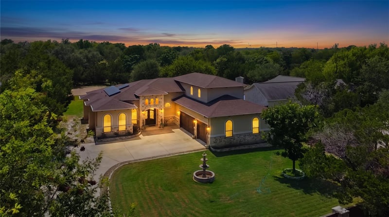 Virtual tour of 303 N Mustang Ave