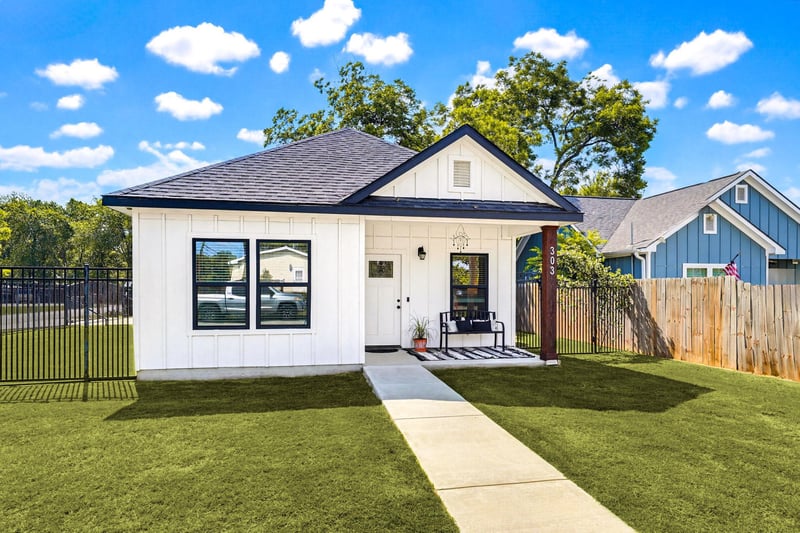 Virtual tour of 303 Pine Ave