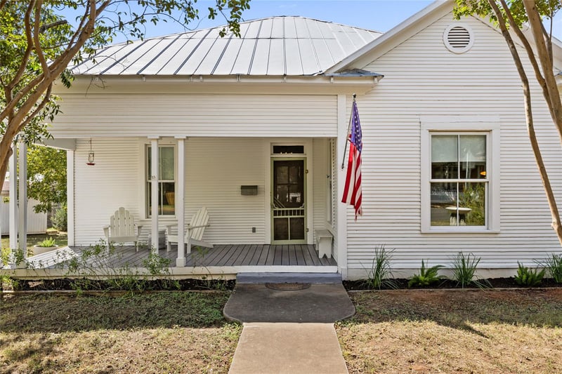 Virtual tour of 303 W College St