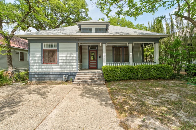 Virtual tour of 304 W 35th ST