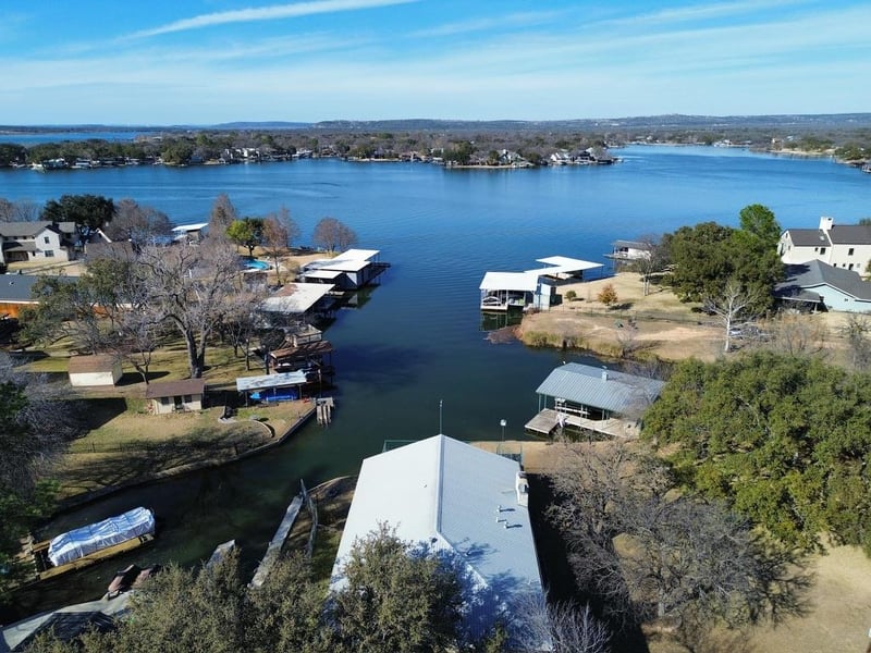 Virtual tour of 305 W Briar DR
