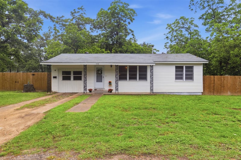 Virtual tour of 306 Erie Ave