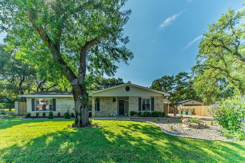 Virtual tour of 307 Lakeway DR