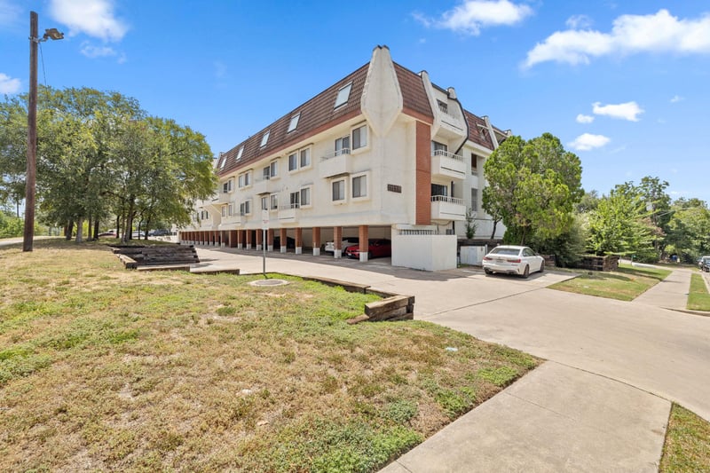 Virtual tour of 3115 Helms ST Unit #212