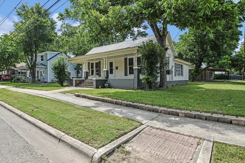 Virtual tour of 312 W 10th ST