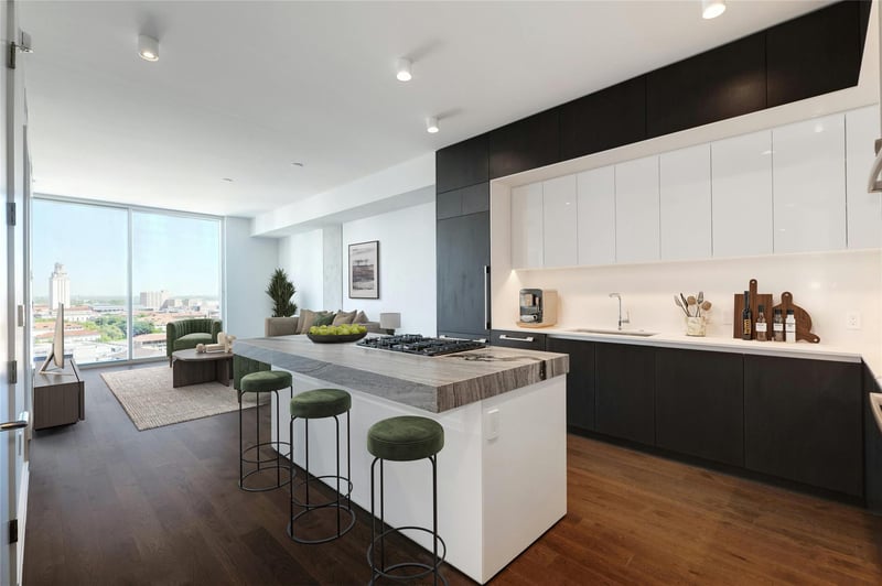 Virtual tour of 313 W 17th St Unit #1703